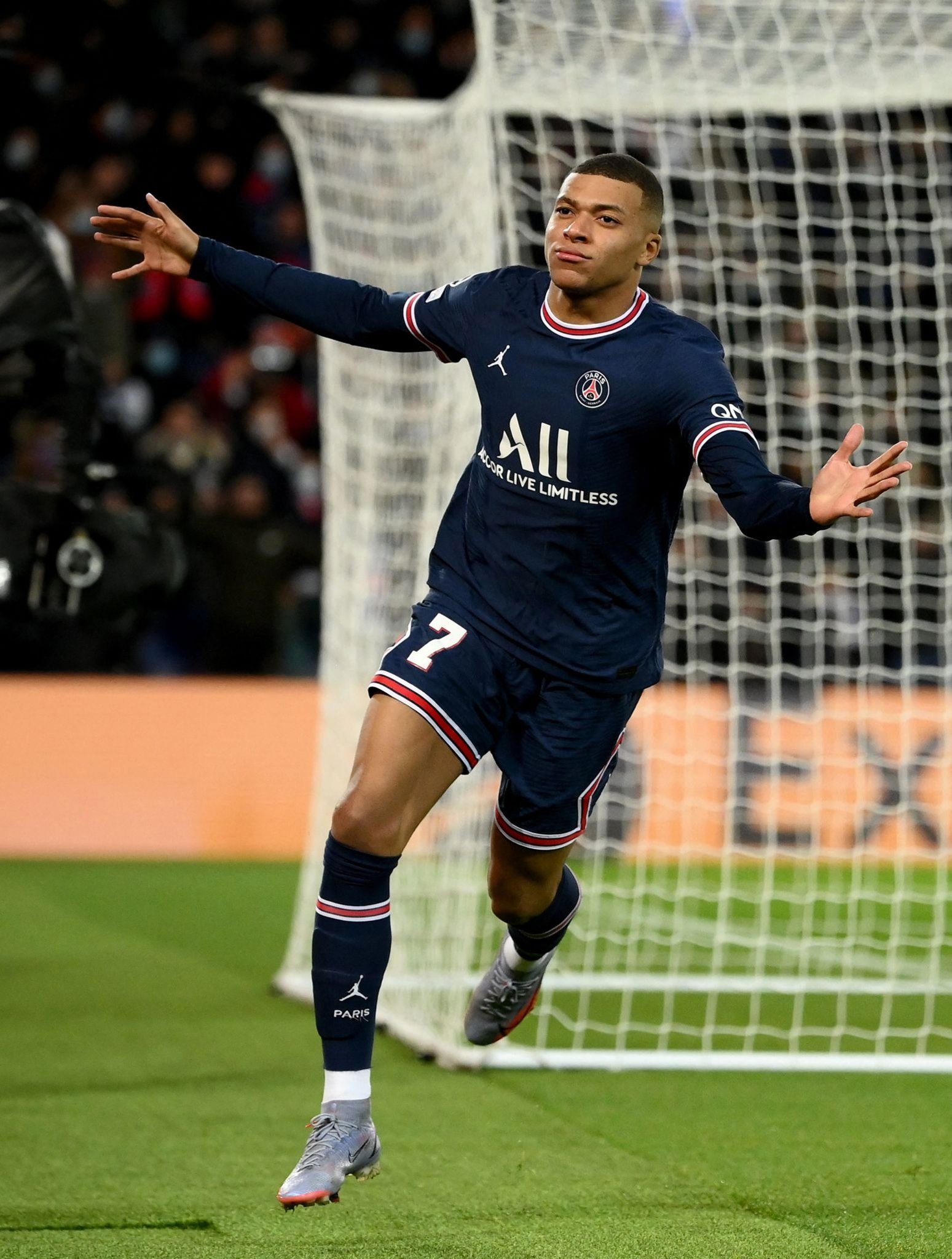 梅西去年被黑没有总冠军！今年就获得以MVP身份带队夺冠！