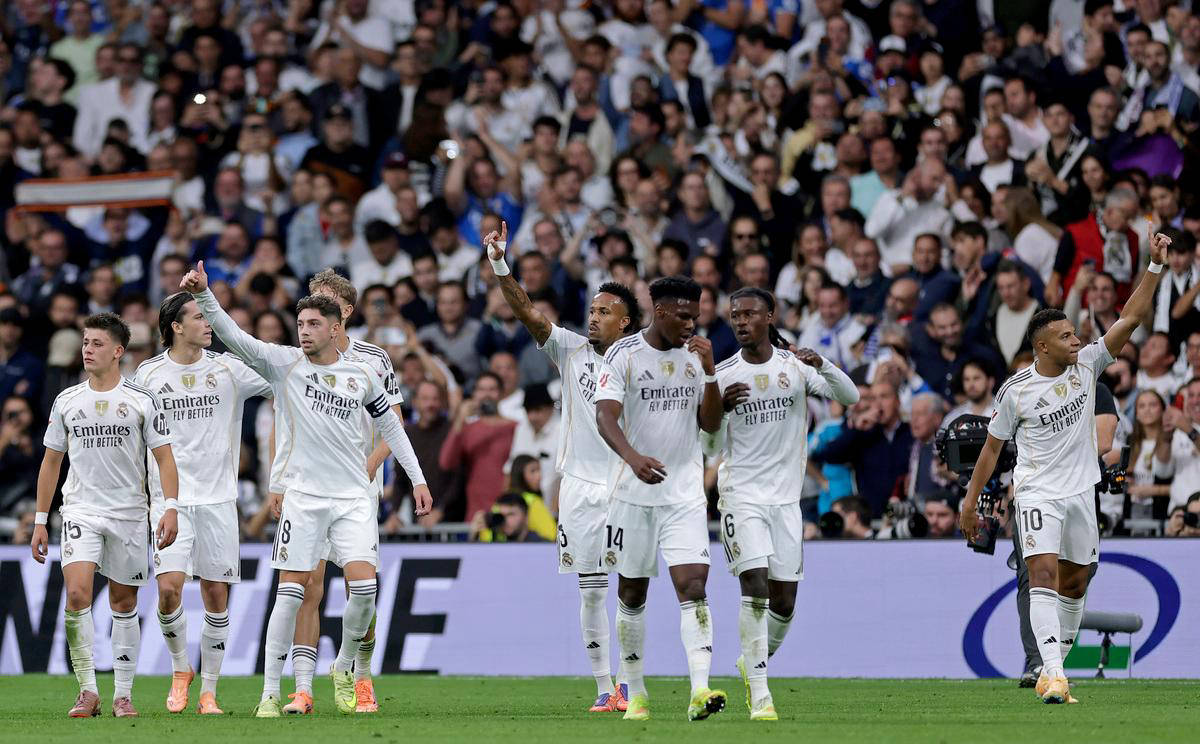 俄极限运动员挑战在1800米高空踢球，进球后做出C罗庆祝动作