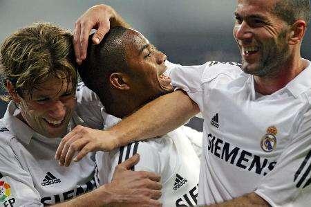 前锋远射破门，球迷现场尖叫